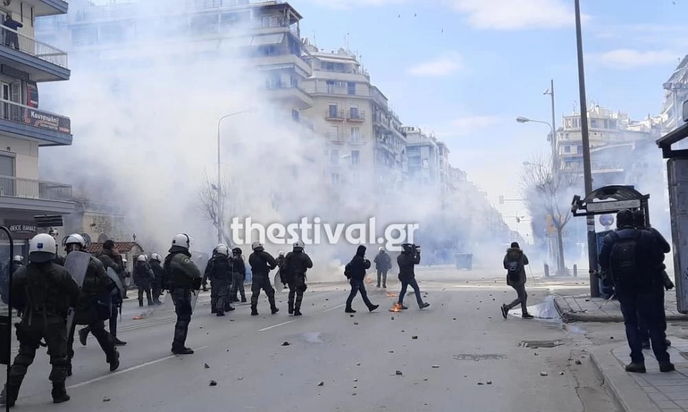 "Εμπόλεμη ζώνη" η Θεσσαλονίκη: Πετροπόλεμος, χημικά και μολότοφ σε πορεία φοιτητών